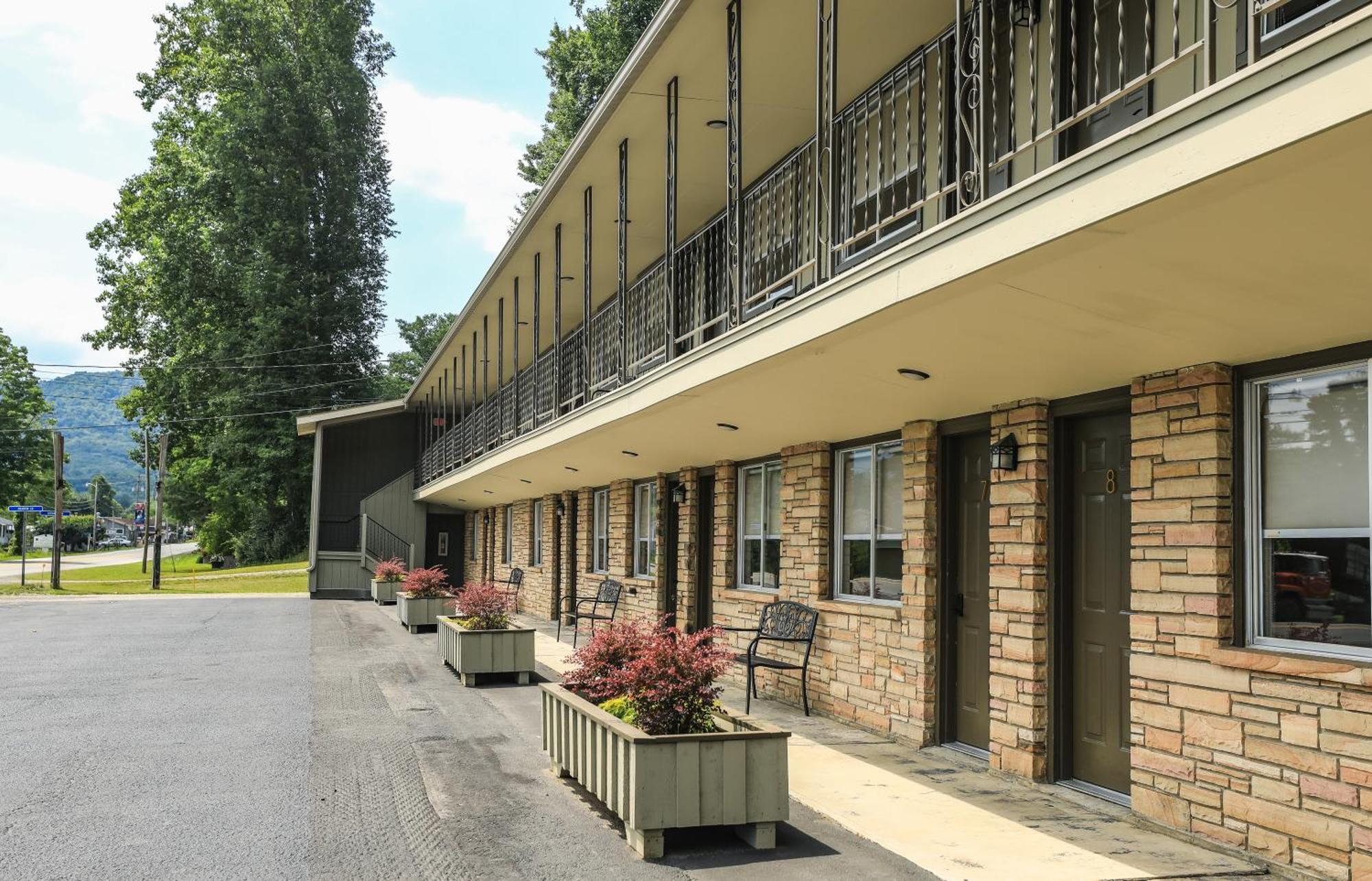 River City Inn Parsons Exteriör bild